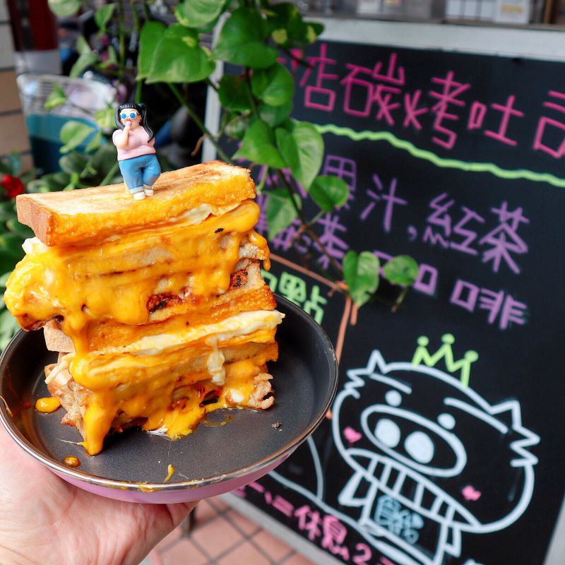 |奔奔小姐專欄|太邪惡的起司瀑布!「三重餓店碳烤土司」~讓你甘願為了他早起!