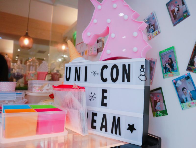 │ 奔奔小姐專欄 │少女心噴發浮誇冰店!「Uni cone魔法棒冰淇淋」~根本就是冰棒界的網美!