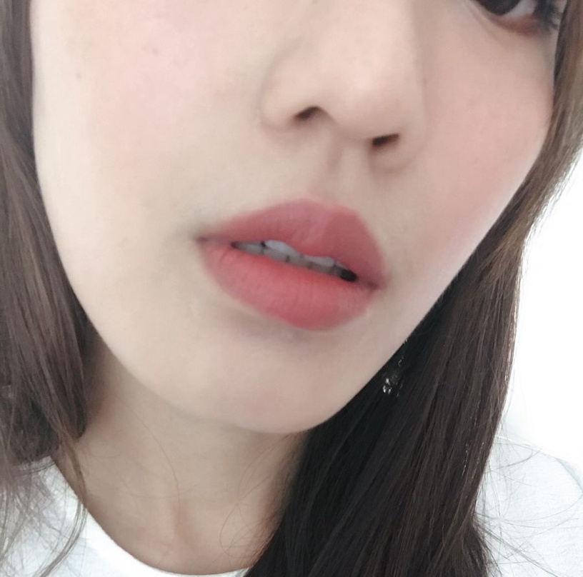 |莎拉 王棠云專欄|不藏私大公開!包包必備的好氣色莓紅系口紅四選!