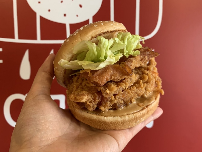 KFC「花生培根咔啦雞腿堡」強勢回歸!加碼「花生濃醇可可拿鐵」,花生控快衝肯德基!