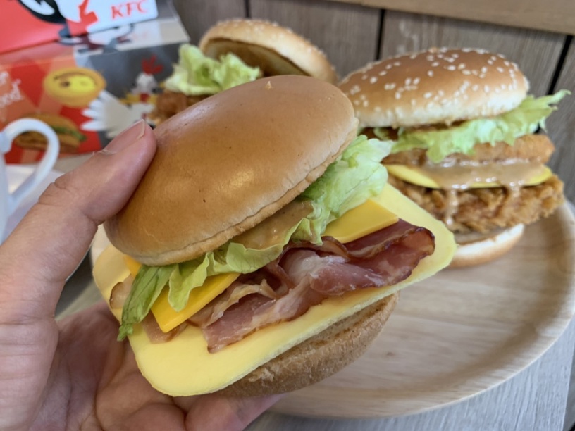 KFC「花生培根咔啦雞腿堡」強勢回歸!加碼「花生濃醇可可拿鐵」,花生控快衝肯德基!