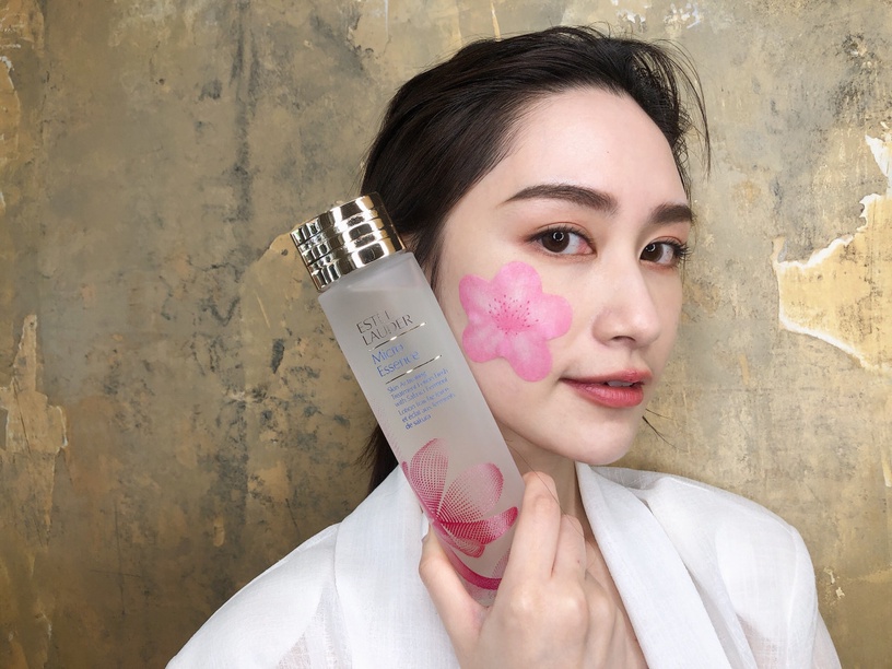穩定肌膚必備最強濕敷神水!雅詩蘭黛「櫻花水」一擦二敷,疲憊壓力肌通通OUT