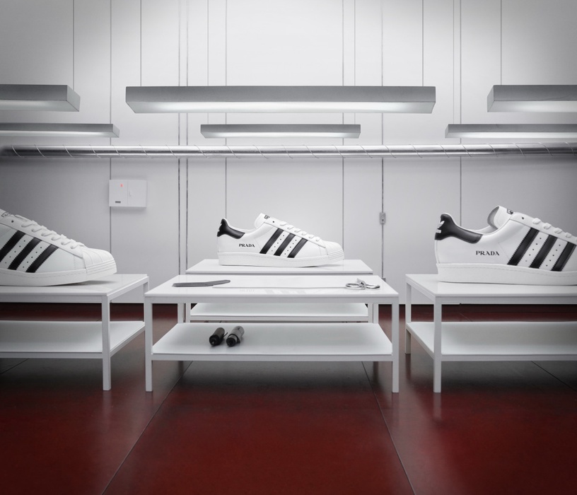 Prada x Adidas 聯名第二彈現身,三款全新色調的Superstar鞋款,時尚迷們千萬別錯過!