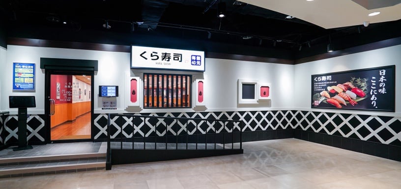 藏壽司X小小兵推限定款立體小小兵公仔,小小兵磁鐵、胸針、小小兵沐浴洗髮精,超萌獨家限定都在微風松高門市!