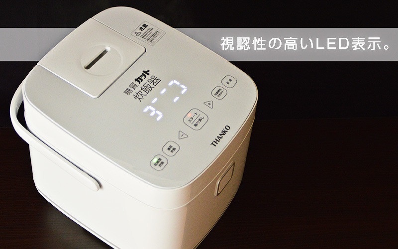 與一般電子鍋在外型上沒有太大差異,不過在內部裝置可是暗藏玄機,外型方正簡約,放在廚房中也是個藝術品呢!