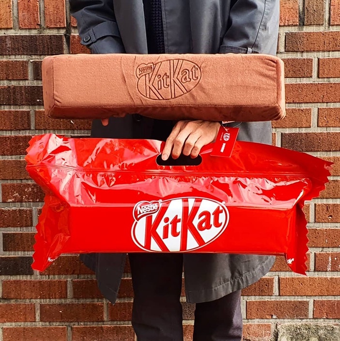 KITKAT巧克力變抱枕!韓國Dunkin' x KITKAT聯名「巨型巧克力枕」,每款不到台幣200元
