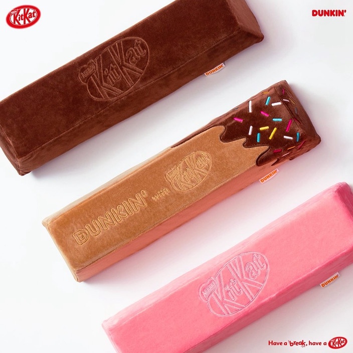KITKAT巧克力變抱枕!韓國Dunkin' x KITKAT聯名「巨型巧克力枕」,每款不到台幣200元