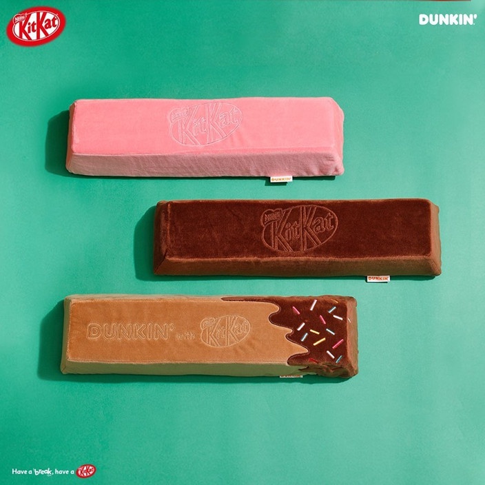 KITKAT巧克力變抱枕!韓國Dunkin' x KITKAT聯名「巨型巧克力枕」,每款不到台幣200元