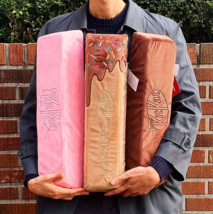 KITKAT巧克力變抱枕!韓國Dunkin' x KITKAT聯名「巨型巧克力枕」,每款不到台幣200元