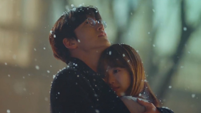 5部韓劇經典「大衣抱」!池昌旭、李敏鎬牢牢圈住女主角,《1988》朴寶劍大衣太短,蓋不住惠利!