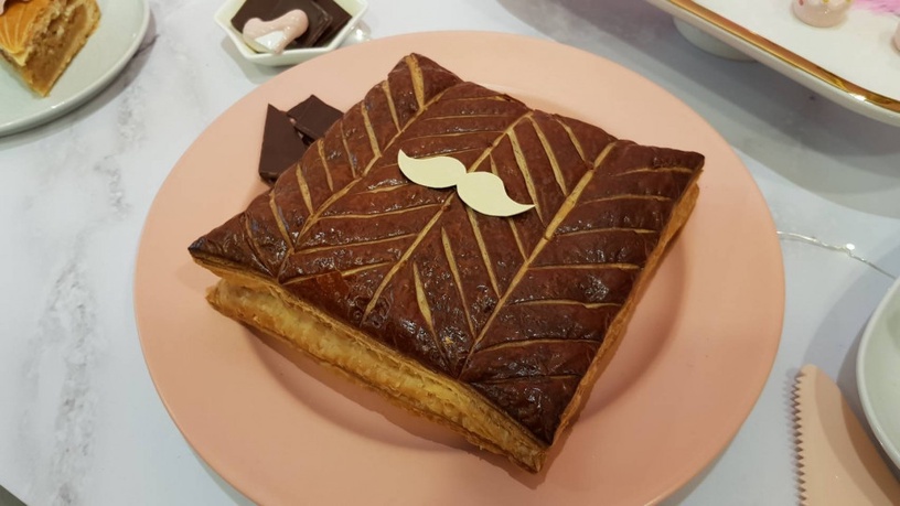 昂舒巴黎X711推出國王派!酥脆的派皮&濃郁的蛋糕體,裡面還有粉嫩的小瓷偶