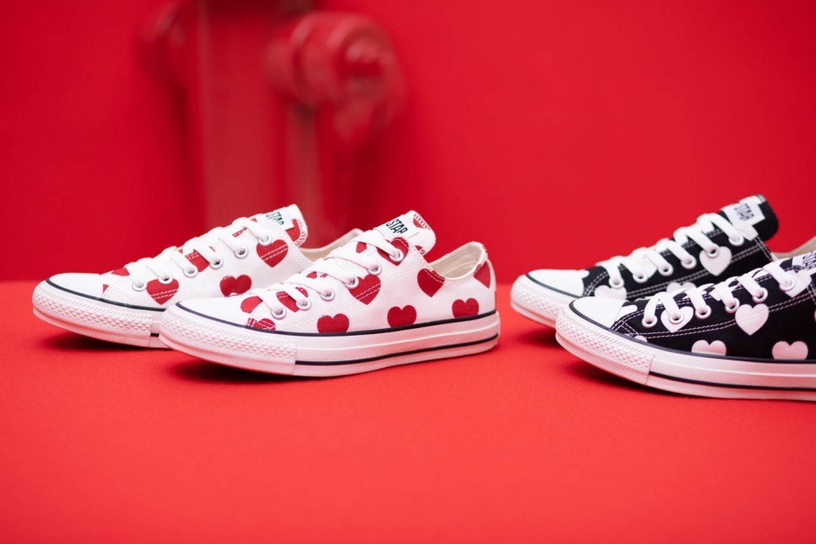 Converse full hearts「愛心情人節鞋款」,滿版愛心好甜!加碼爆紅「蝴蝶結懶人鞋」