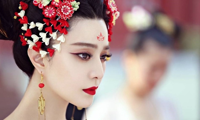 古裝劇12位「桃花妝」古裝女神!《鶴唳華亭》李一桐美,不過章子怡才真的經典