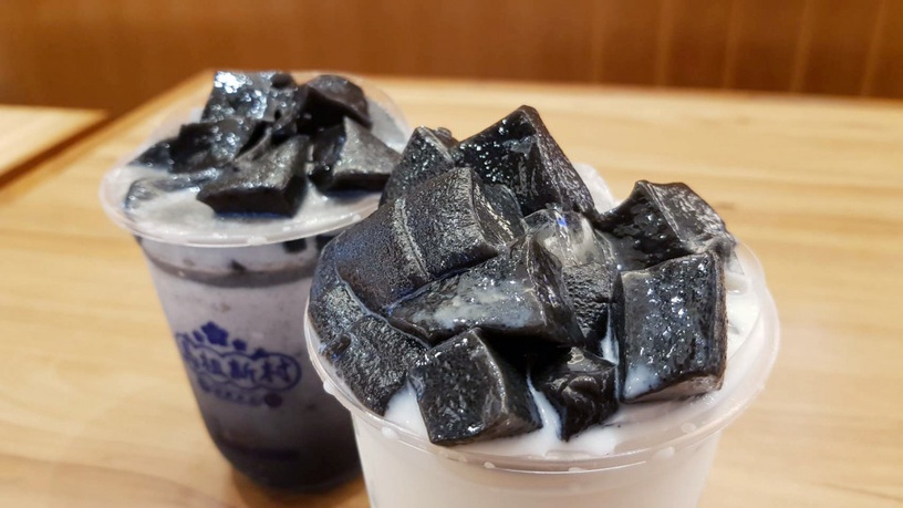 馬祖新村「粉粿紅豆鮮奶」!黑黑的芝麻粉粿加進手搖,完全沒有違和感