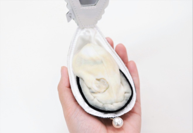 牡蠣控必備!超獵奇「牡蠣粉撲隨身鏡」&「牡蠣抱枕」,走到哪都有牡蠣陪伴!