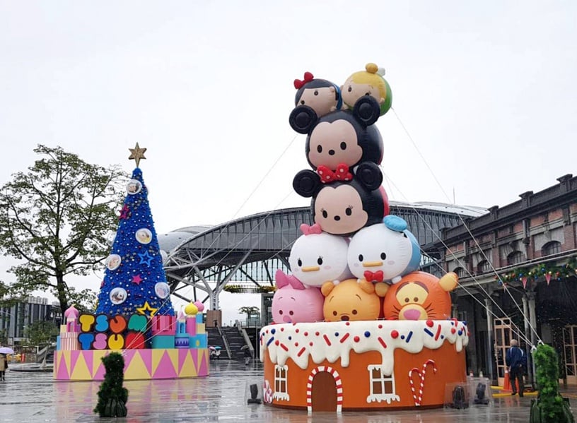 台中車站「迪士尼Tsum Tsum聖誕樹」！米奇米妮＆小熊維尼等，14尺超萌聖誕樹就在台中