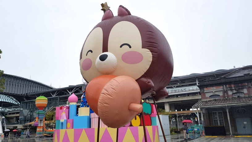 台中車站「迪士尼Tsum Tsum聖誕樹」!米奇米妮&小熊維尼等,14尺超萌聖誕樹就在台中