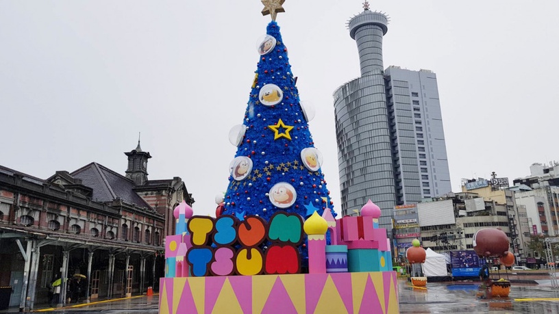 台中車站「迪士尼Tsum Tsum聖誕樹」!米奇米妮&小熊維尼等,14尺超萌聖誕樹就在台中
