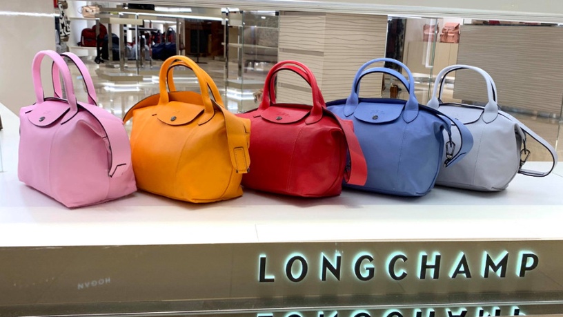 Longchamp拳頭大「奈米包」登場!小羊皮「迷你摺疊包」新尺寸開賣,侯佩岑、鬼鬼搶先揹