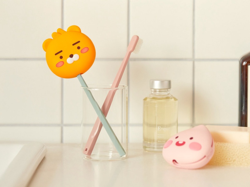 Kakao Friends新推出了萊恩、Apeach兩種造型的「牙刷消毒機」，牙刷也要做好清潔工作！