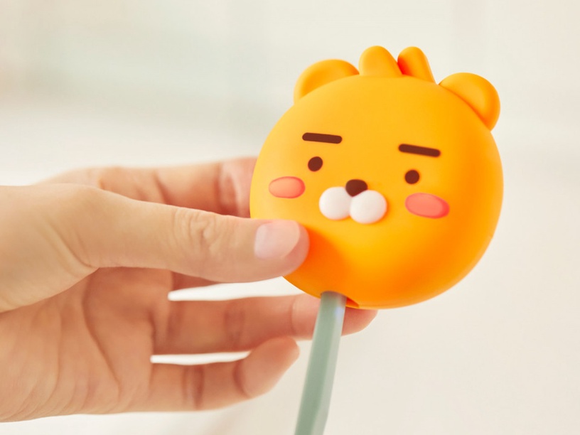 在家外出都能用!Kakao Friends萊恩、Apeach「牙刷消毒機」,幫你消除牙刷上99.9%細菌
