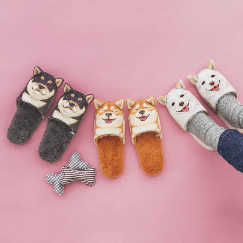 YOU+MORE推出柴犬造型的毛茸茸拖鞋，是聖誕交換禮物的好選擇唷！