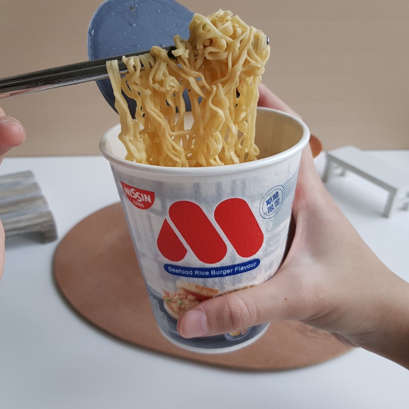 摩斯漢堡「MOS泡麵」超商開賣!海洋珍珠堡、炸雞口味MOS杯麵,鹹香滋味吃起來意外涮嘴