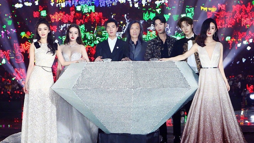 2019星光大賞紅毯12帥!肖戰、王一博齊聚,迪麗熱巴、楊冪、趙麗穎破天荒同框