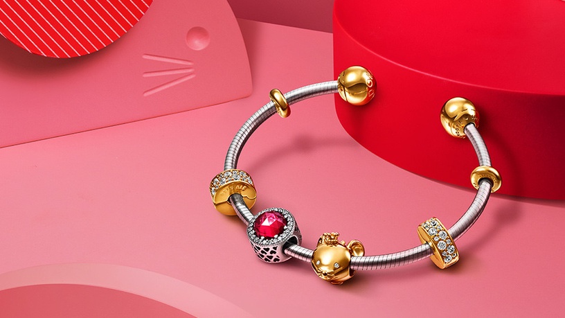 PANDORA「米奇米妮」新春系列上市,加碼18K金12生肖串飾,新年好運滾滾來!