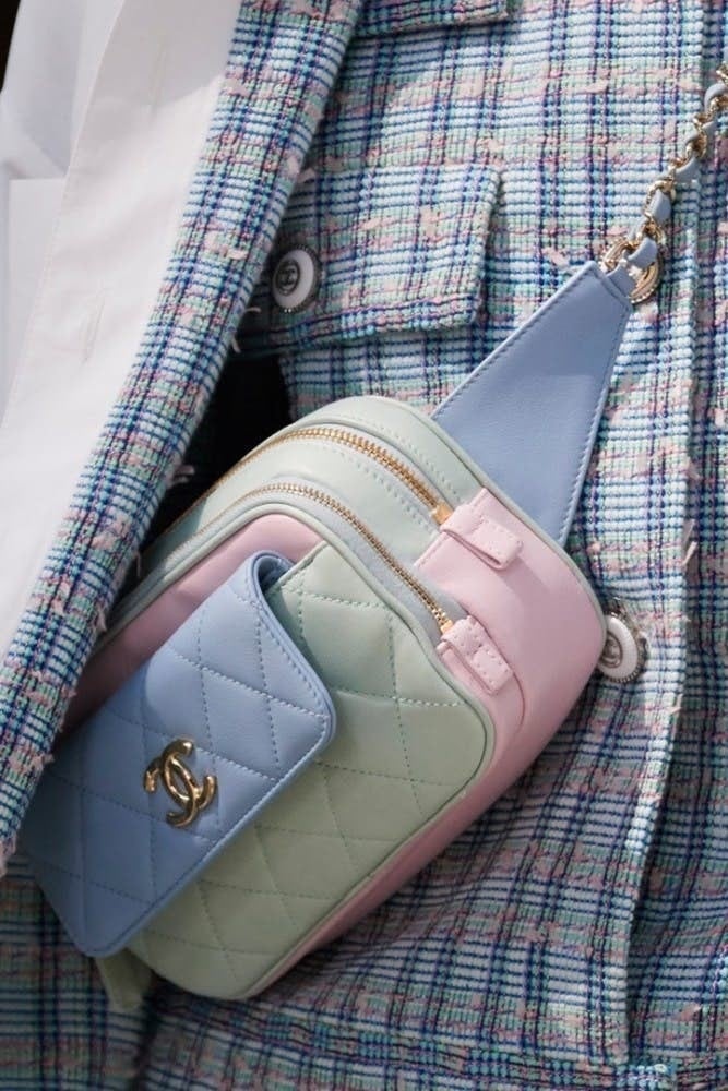 CHANEL推出早春系列山羊皮腰包，以粉嫩藍、玫瑰粉、果漾綠拼接打造出春天氣息的活潑配色