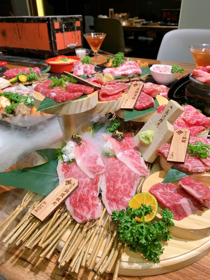 油花美到不行的和牛就在這裡啦!「肉你好燒肉專門店」主打美味和牛,還有專人烤給你吃