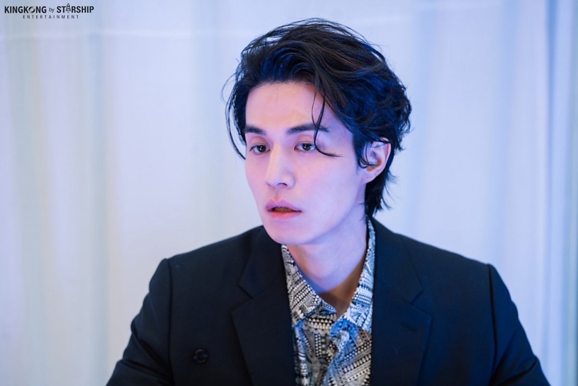 李栋旭白衬衫躺浴缸散发致命性感李栋旭湿身花絮照公开正装又变斯文