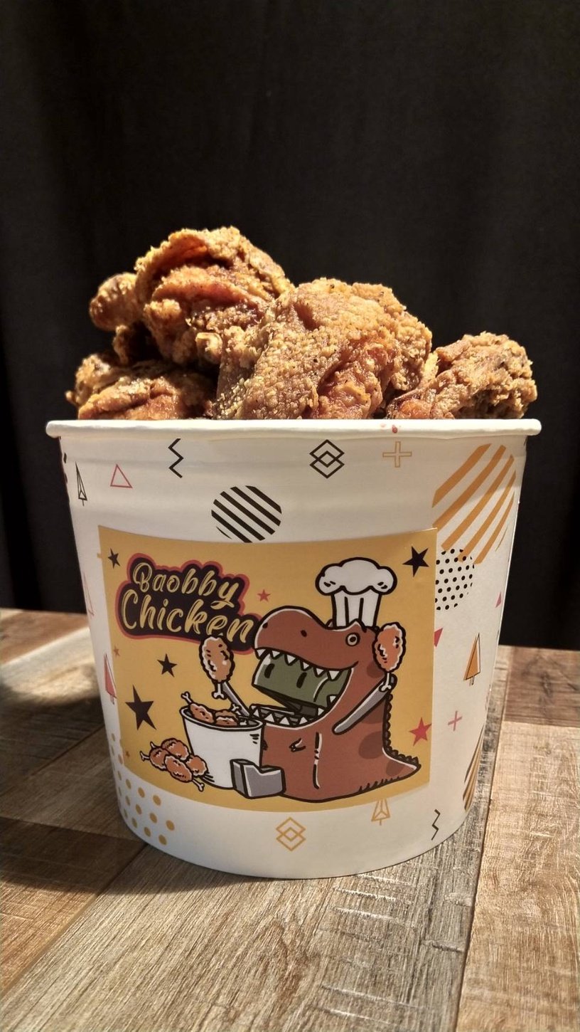 華山町餐酒館推「寶比炸雞外帶分享餐」，一桶可吃到三種風味。359元圖片來源：天成文旅