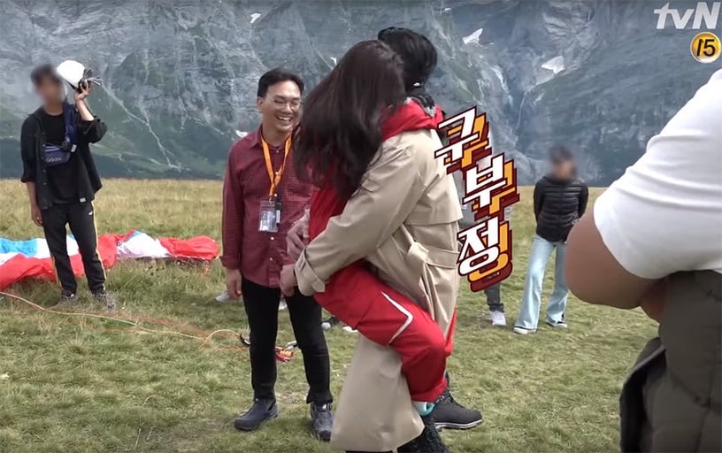 《愛的迫降》玄彬&孫藝珍戲外狂發糖!瑞士花絮,孫藝珍「飛撲+無尾熊抱」掛在玄彬身上