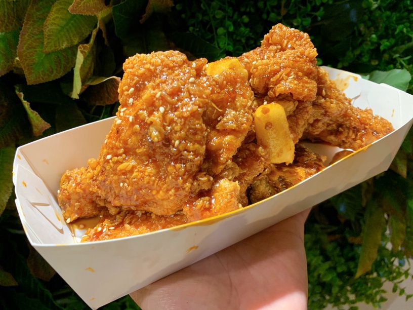 炸雞加辣炒年糕超邪惡美食!NENE CHICKEN推辣炒年糕風味炸雞,讓你一口炸雞一口辣年糕