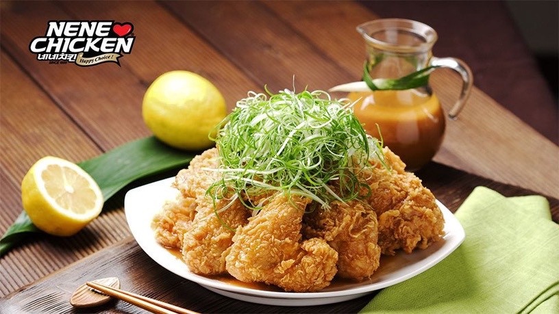 炸雞加辣炒年糕超邪惡美食!NENE CHICKEN推辣炒年糕風味炸雞,讓你一口炸雞一口辣年糕