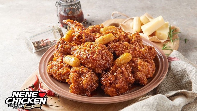 炸雞加辣炒年糕超邪惡美食!NENE CHICKEN推辣炒年糕風味炸雞,讓你一口炸雞一口辣年糕