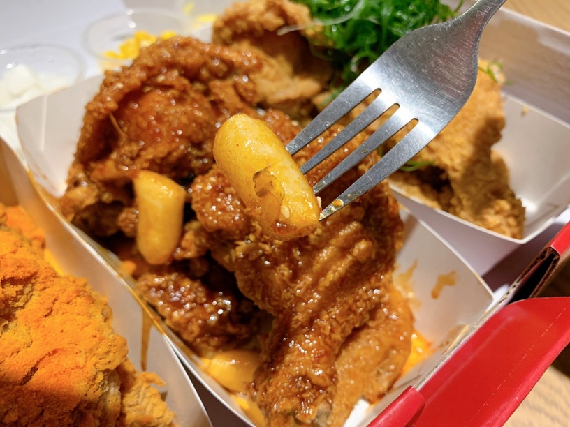 炸雞加辣炒年糕超邪惡美食!NENE CHICKEN推辣炒年糕風味炸雞,讓你一口炸雞一口辣年糕