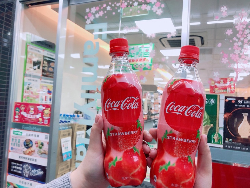 台灣也喝得到「草莓可口可樂」!可口可樂首次推出草莓口味,現在全家就買得到!