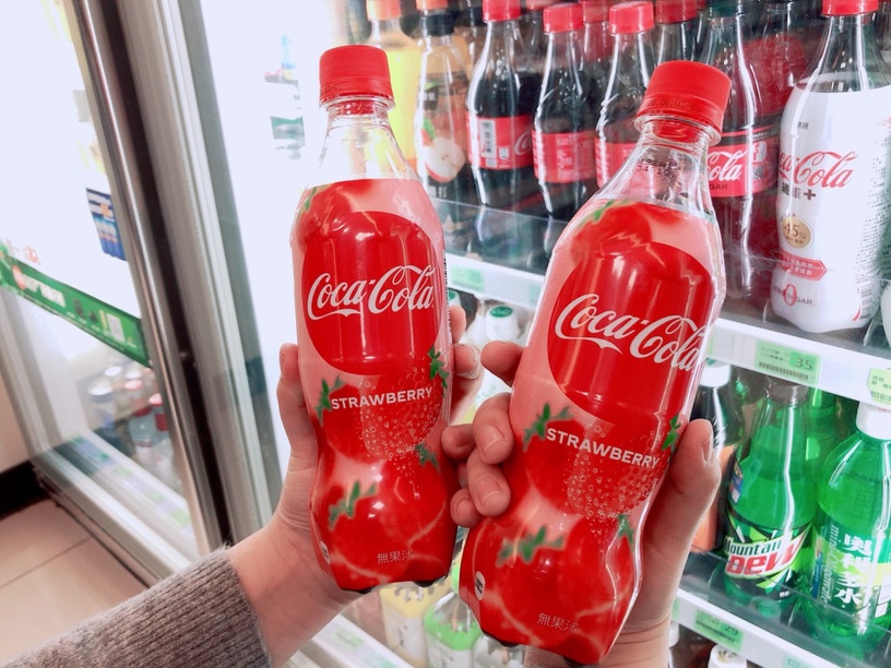 台灣也喝得到草莓可口可樂了！可口可樂首次推出草莓口味，現在全家就可以買到！