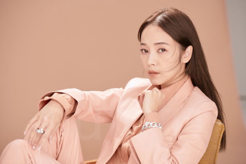 看不出已經 42 歲的逆齡美顏!侯佩岑越活越年輕,保養秘訣大公開!