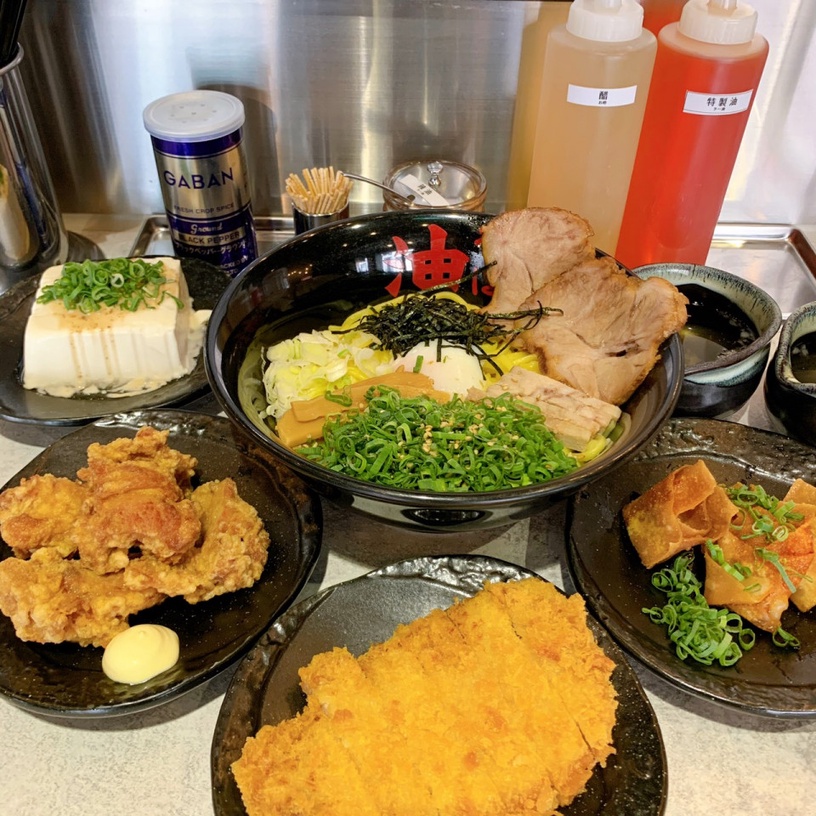 台灣限定!日本「東京油組総本店」招牌油拌麵必吃!首推台灣限定炸雞、炸豬排別錯過