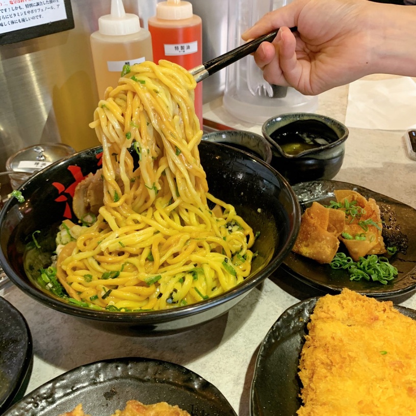 台灣限定!日本「東京油組総本店」招牌油拌麵必吃!首推台灣限定炸雞、炸豬排別錯過