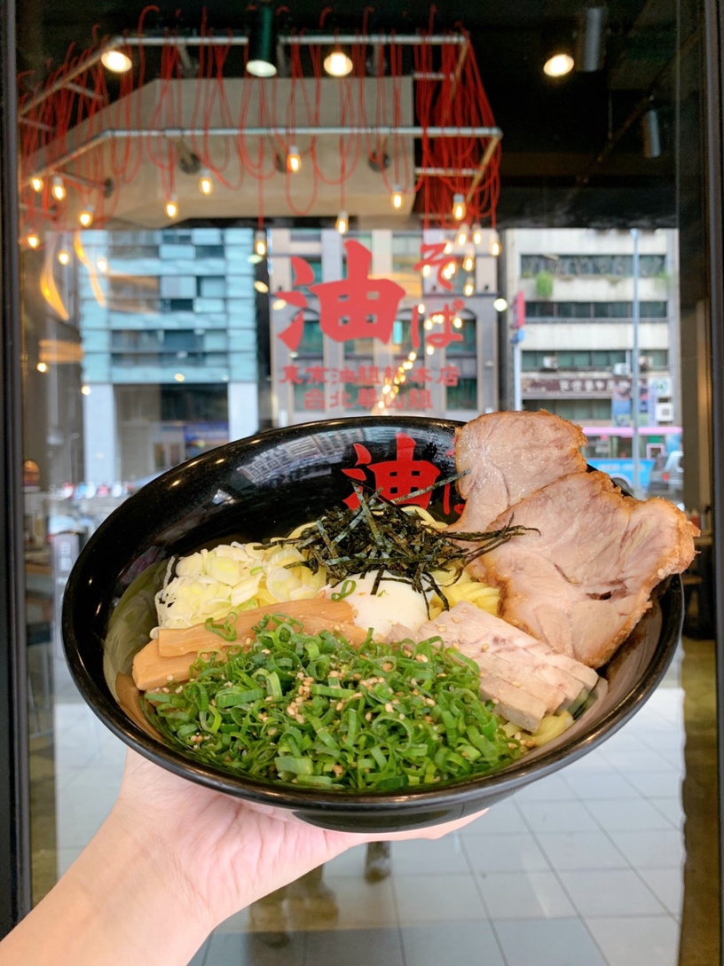 台灣限定!日本「東京油組総本店」招牌油拌麵必吃!首推台灣限定炸雞、炸豬排別錯過