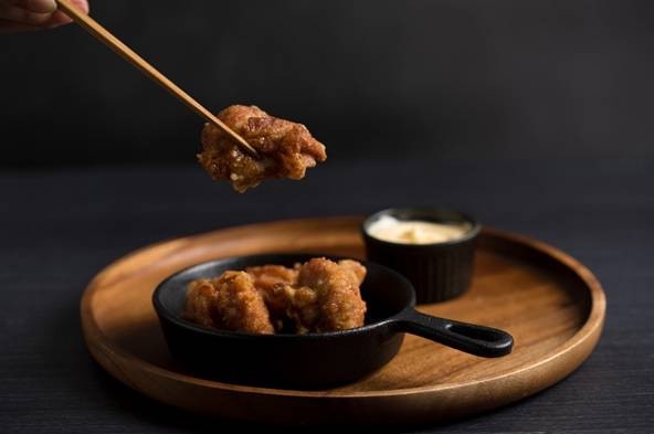 台灣限定!日本「東京油組総本店」招牌油拌麵必吃!首推台灣限定炸雞、炸豬排別錯過