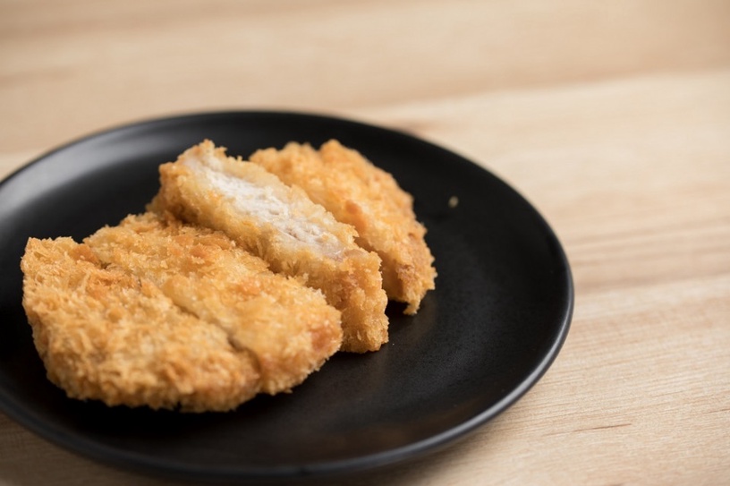 台灣限定!日本「東京油組総本店」招牌油拌麵必吃!首推台灣限定炸雞、炸豬排別錯過