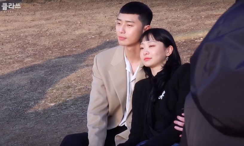 《梨泰院Class》結局花絮超甜!朴敘俊連啾金多美N下、慣性摸頭,根本是調皮大哥哥!