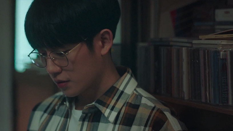 《一半的一半》首播丁海寅4個「心動對視」!瞬間回眸、雷雨夜望窗,就是最強初戀系!