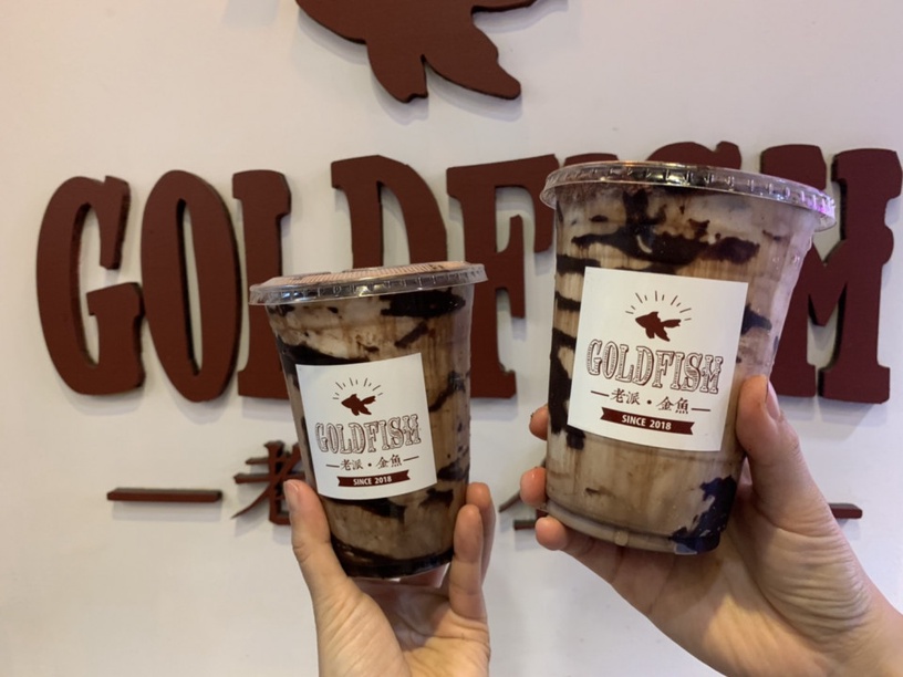 巧克力控喝起來!「老派金魚」推黑眼豆豆系列飲品,香蕉巧克力牛奶、巧克力牛奶必喝!