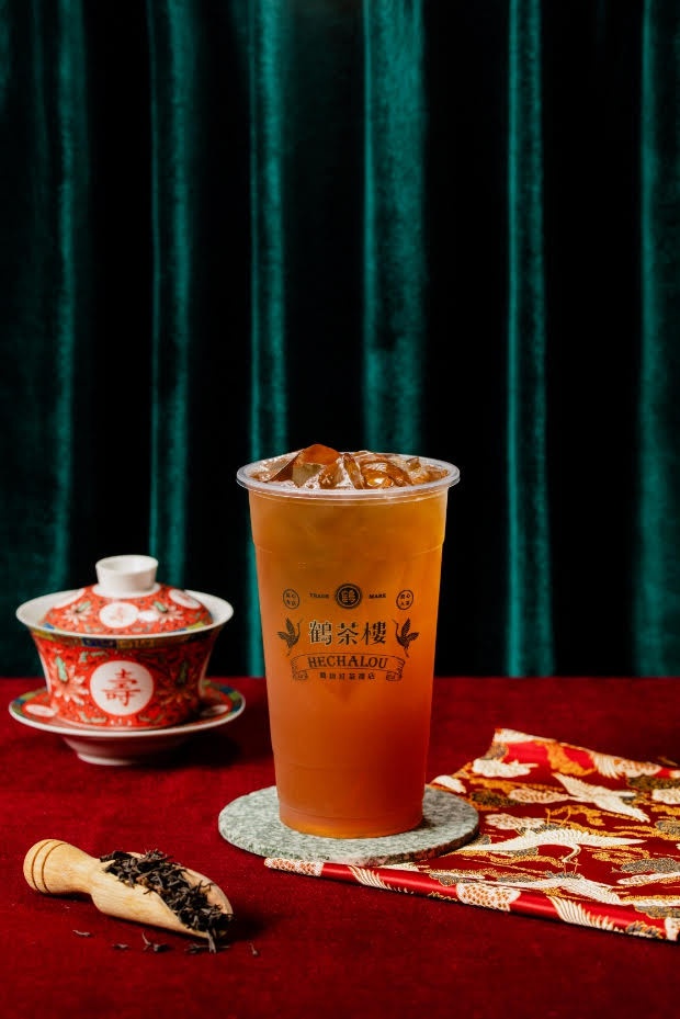 「鶴茶樓 鶴頂紅茶商店 」首店插旗東區,鶴頂紅茶、綺夢紅茶必喝!加碼一杯只要一元!